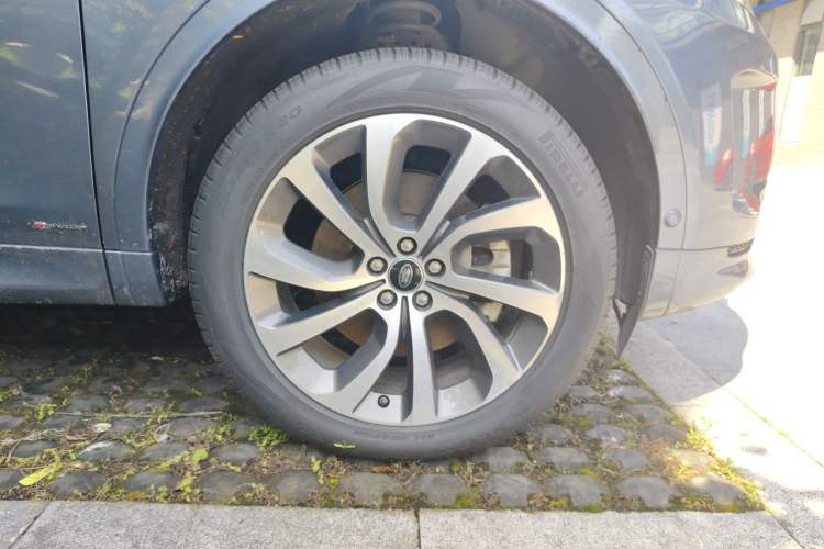 Used Land Rover Discovery Sport New Energy 2021 P300e Performance Tech Edition Right Front Wheel Hub