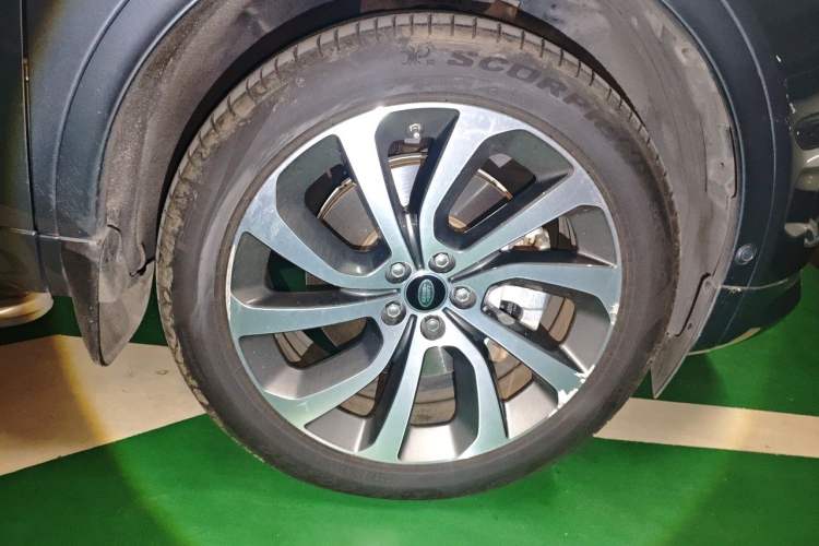 Used Land Rover Discovery Sport New Energy 2021 P300e Performance Tech Edition Right Front Wheel Hub
