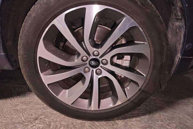 Used Land Rover Discovery Sport New Energy 2021 P300e Performance Tech Edition Right Front Wheel Hub