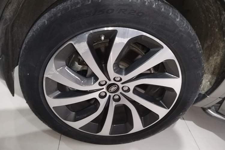 Used Land Rover Discovery Sport New Energy 2021 P300e Performance Tech Edition Left Front Wheel Hub