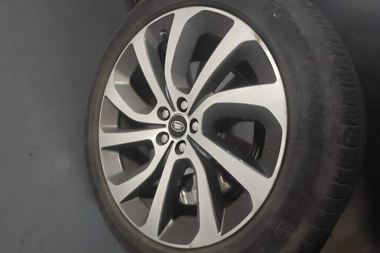 Used Land Rover Discovery Sport New Energy 2021 P300e Performance Tech Edition Right Front Wheel Hub