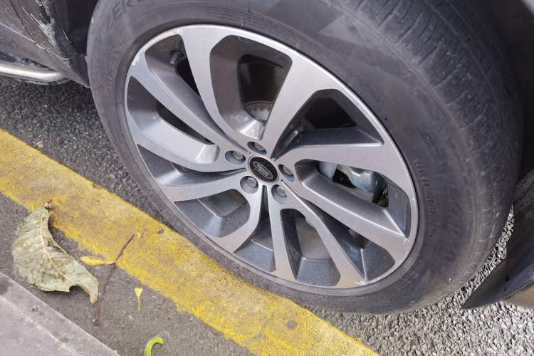 Used Land Rover Discovery Sport New Energy 2021 P300e Performance Tech Edition Right Front Wheel Hub