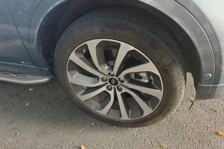 Used Land Rover Discovery Sport New Energy 2021 P300e Performance Tech Edition Right Front Wheel Hub