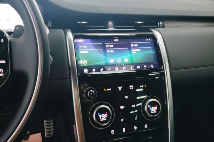 Used Land Rover Discovery Sport New Energy 2021 P300e Performance Tech Edition Audio And AC Panel