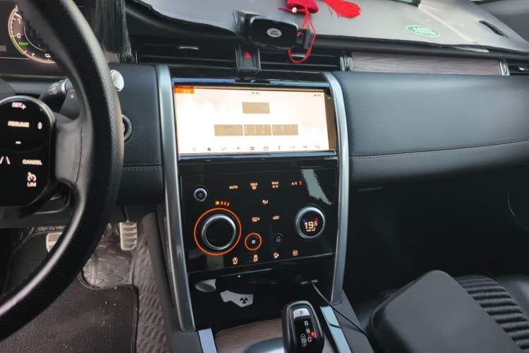 Used Land Rover Discovery Sport New Energy 2021 P300e Performance Tech Edition Audio And AC Panel