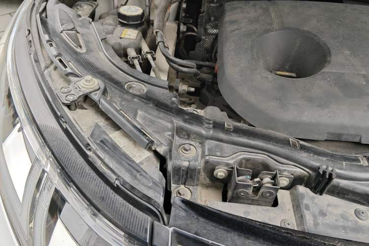 Used Land Rover Discovery Sport New Energy 2021 P300e Performance Tech Edition Engine Bay Right