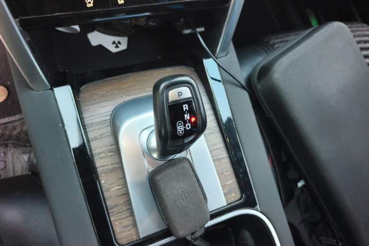 Used Land Rover Discovery Sport New Energy 2021 P300e Performance Tech Edition Gear Lever