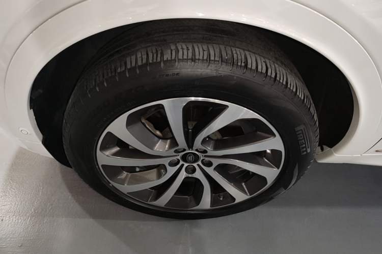 Used Land Rover Discovery Sport New Energy 2021 P300e Performance Tech Edition Left Front Wheel Hub