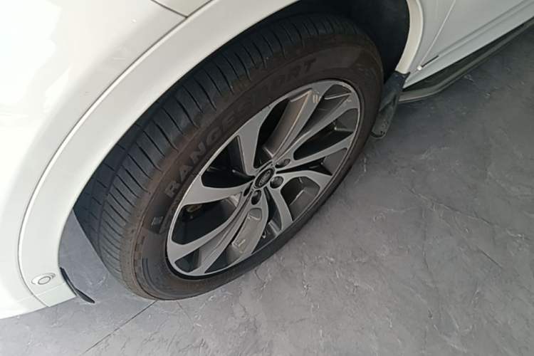 Used Land Rover Discovery Sport New Energy 2021 P300e Performance Tech Edition Left Front Wheel Hub