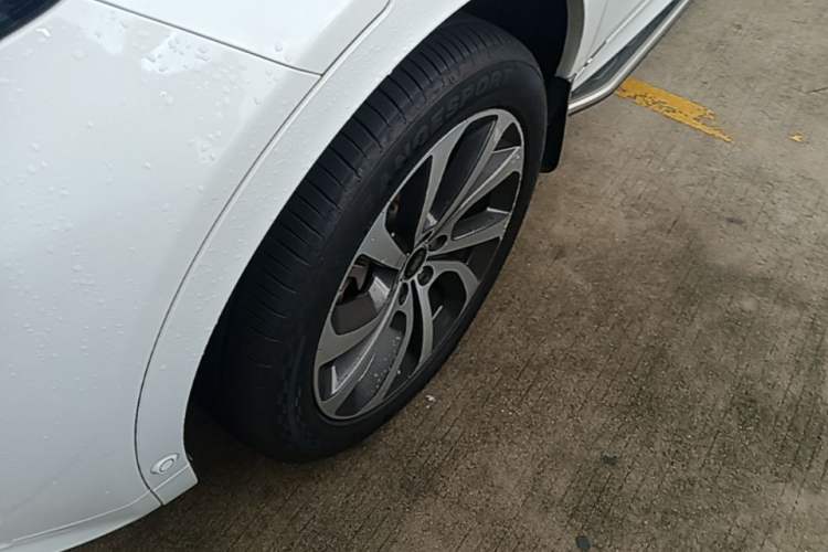 Used Land Rover Discovery Sport New Energy 2021 P300e Performance Tech Edition Left Front Wheel Hub