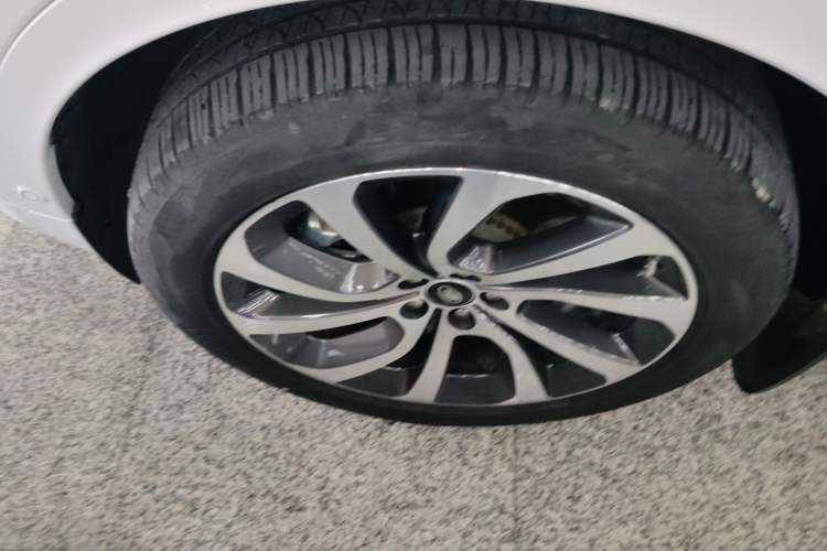 Used Land Rover Discovery Sport New Energy 2021 P300e Performance Tech Edition Left Front Wheel Hub