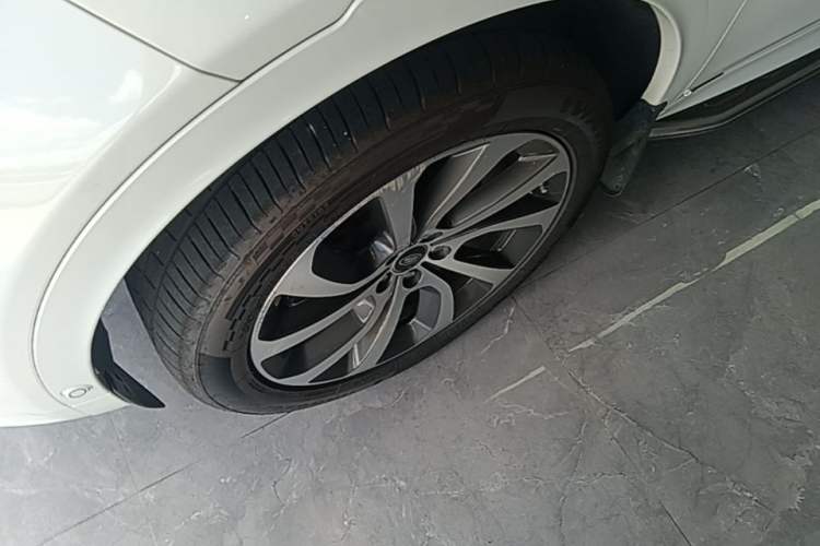 Used Land Rover Discovery Sport New Energy 2021 P300e Performance Tech Edition Left Front Wheel Hub
