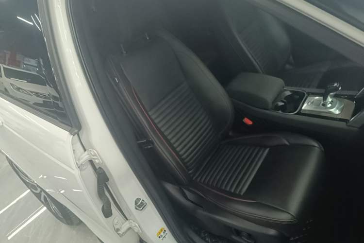 Used Land Rover Discovery Sport New Energy 2021 P300e Performance Tech Edition Right Front Seat