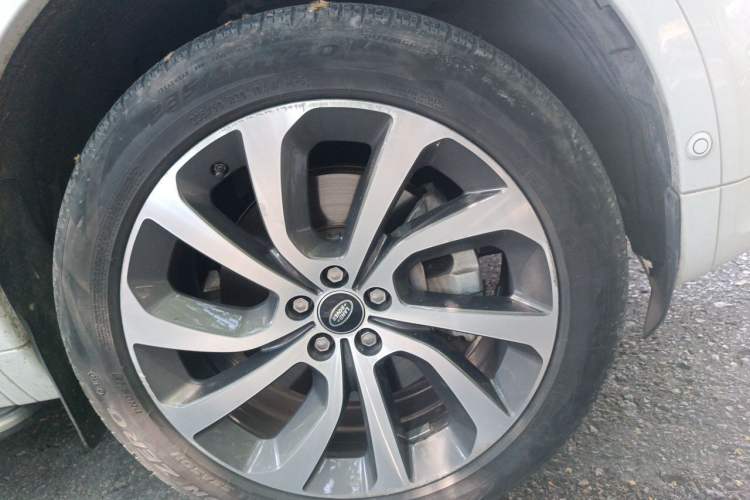 Used Land Rover Discovery Sport New Energy 2021 P300e Performance Tech Edition Right Front Wheel Hub