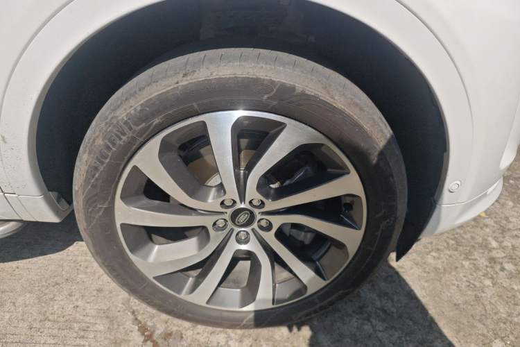 Used Land Rover Discovery Sport New Energy 2021 P300e Performance Tech Edition Right Front Wheel Hub