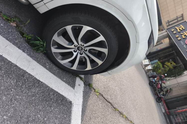 Used Land Rover Discovery Sport New Energy 2021 P300e Performance Tech Edition Right Front Wheel Hub