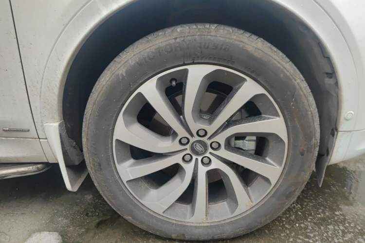 Used Land Rover Discovery Sport New Energy 2021 P300e Performance Tech Edition Right Front Wheel Hub