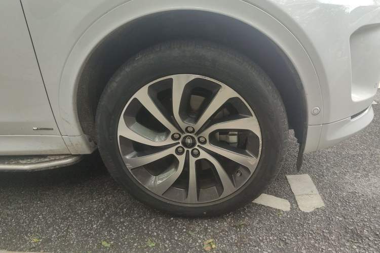 Used Land Rover Discovery Sport New Energy 2021 P300e Performance Tech Edition Right Front Wheel Hub
