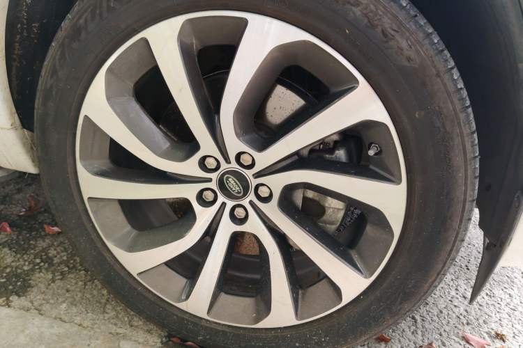 Used Land Rover Discovery Sport New Energy 2021 P300e Performance Tech Edition Right Front Wheel Hub