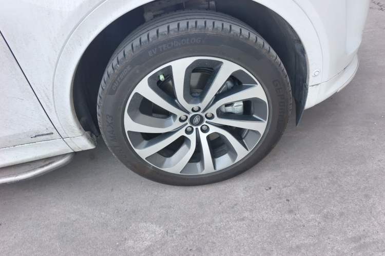 Used Land Rover Discovery Sport New Energy 2021 P300e Performance Tech Edition Right Front Wheel Hub