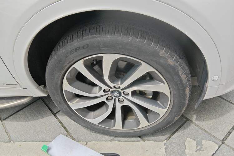 Used Land Rover Discovery Sport New Energy 2021 P300e Performance Tech Edition Right Front Wheel Hub