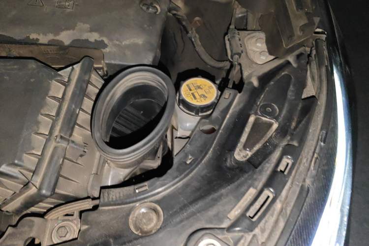 Used Land Rover Discovery Sport New Energy 2022 P300e Performance Tech Edition Engine Bay Left