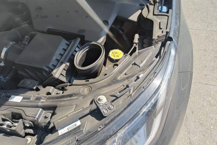 Used Land Rover Discovery Sport New Energy 2022 P300e Performance Tech Edition Engine Bay Left
