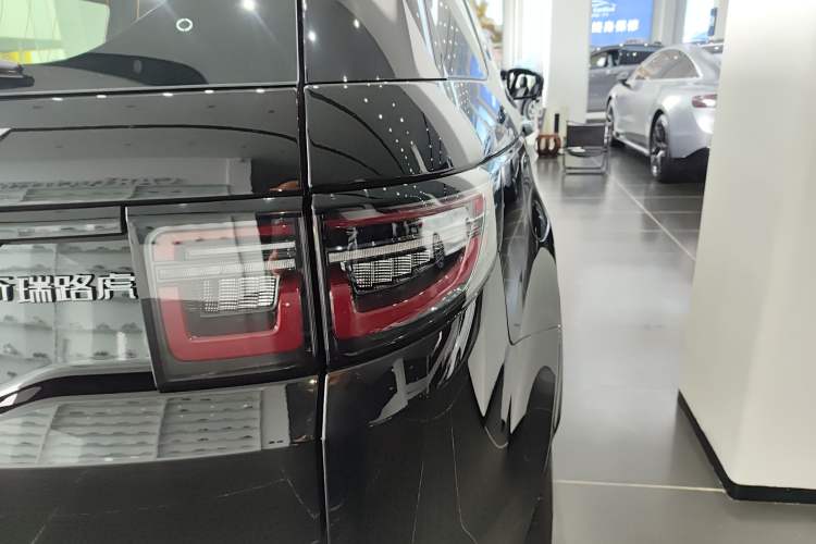 Used Land Rover Discovery Sport New Energy 2022 Facelifted P300e Plug-in Hybrid Electric Version Exterior 6