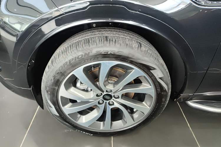 Used Land Rover Discovery Sport New Energy 2022 Facelifted P300e Plug-in Hybrid Electric Version Exterior 7