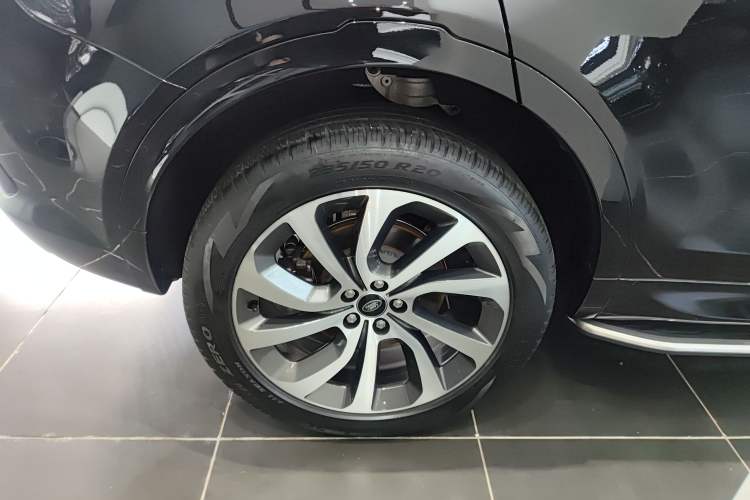 Used Land Rover Discovery Sport New Energy 2022 Facelifted P300e Plug-in Hybrid Electric Version Exterior 8