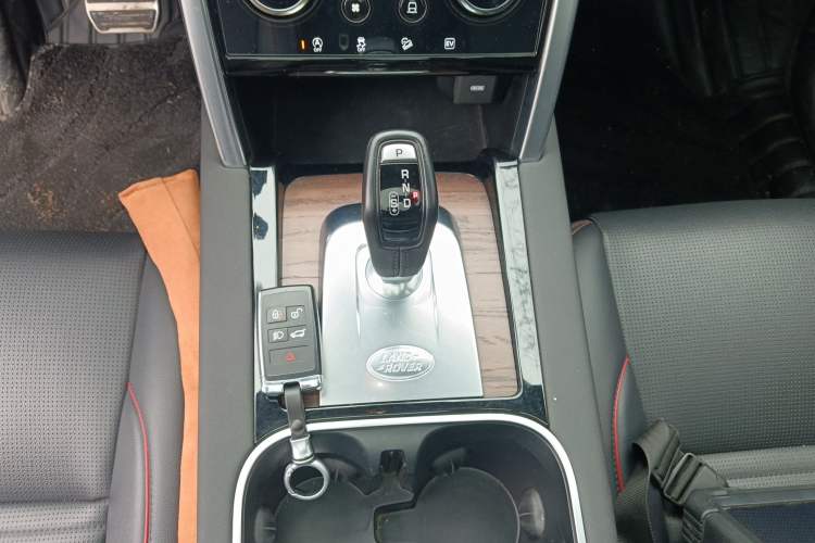 Used Land Rover Discovery Sport New Energy 2022 P300e Performance Tech Edition Gear Lever
