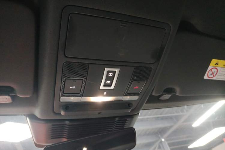 Used Land Rover Discovery Sport New Energy 2022 Facelifted P300e Plug-in Hybrid Electric Version Headliner