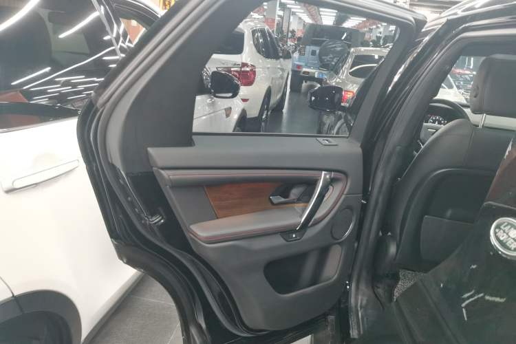Used Land Rover Discovery Sport New Energy 2022 Facelifted P300e Plug-in Hybrid Electric Version Left Rear Door Interior