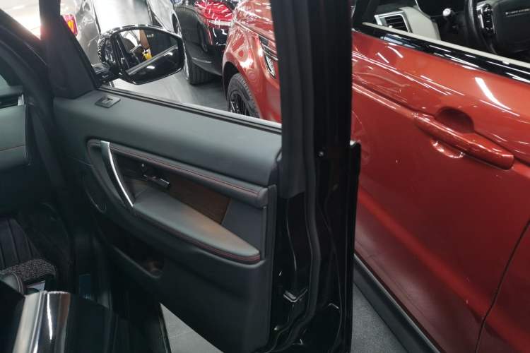 Used Land Rover Discovery Sport New Energy 2022 Facelifted P300e Plug-in Hybrid Electric Version Right Front Door Interior