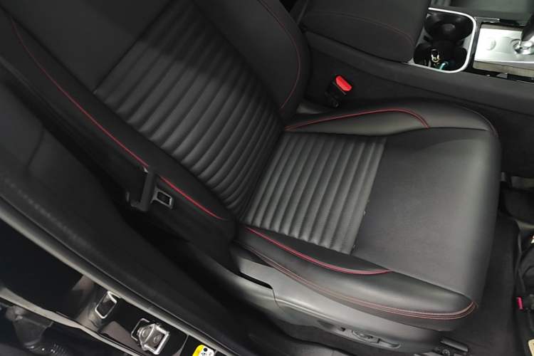 Used Land Rover Discovery Sport New Energy 2022 P300e Performance Tech Edition Right Front Seat