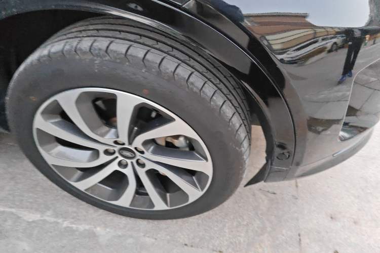 Used Land Rover Discovery Sport New Energy 2022 P300e Performance Tech Edition Right Front Wheel Hub