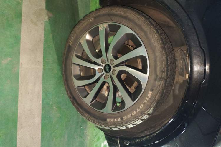 Used Land Rover Discovery Sport New Energy 2022 P300e Performance Tech Edition Right Front Wheel Hub