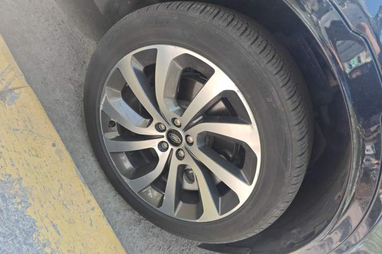 Used Land Rover Discovery Sport New Energy 2022 P300e Performance Tech Edition Right Front Wheel Hub