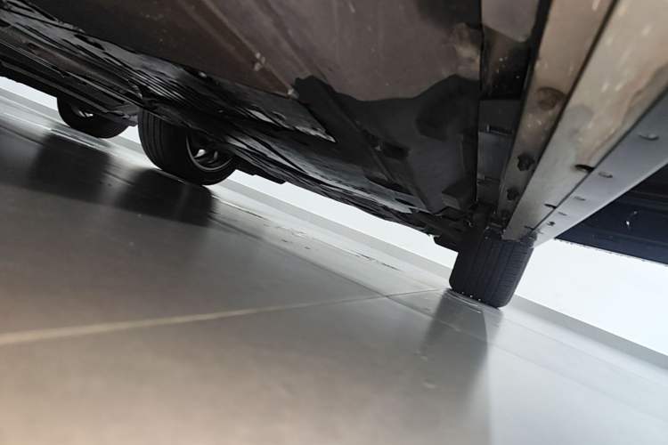 Used Land Rover Discovery Sport New Energy 2022 P300e Performance Tech Edition Right Side Sill