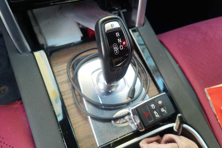Used Land Rover Discovery Sport New Energy 2022 P300e Performance Tech Edition Gear Lever