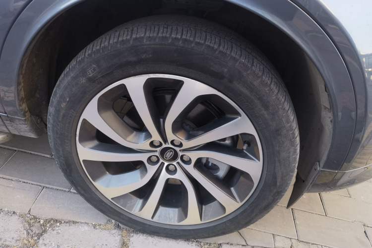Used Land Rover Discovery Sport New Energy 2022 P300e Performance Tech Edition Right Front Wheel Hub