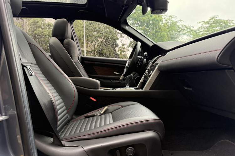 Used Land Rover Discovery Sport New Energy 2022 P300e Performance Tech Edition Interior 6