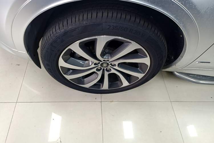 Used Land Rover Discovery Sport New Energy 2022 P300e Performance Tech Edition Left Front Wheel Hub