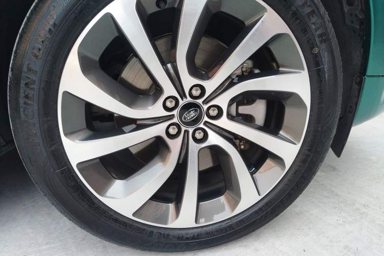 Used Land Rover Discovery Sport New Energy 2022 Facelifted P300e Plug-in Hybrid Electric Version Right Front Wheel Hub
