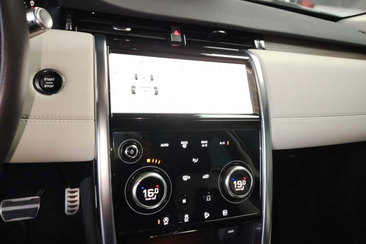 Used Land Rover Discovery Sport New Energy 2022 Facelifted P300e Plug-in Hybrid Electric Version Audio And AC Panel