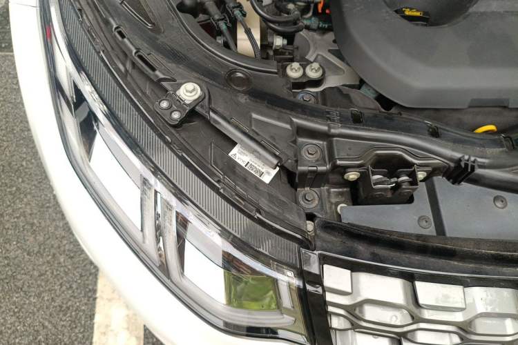 Used Land Rover Discovery Sport New Energy 2022 P300e Performance Tech Edition Engine Bay Right
