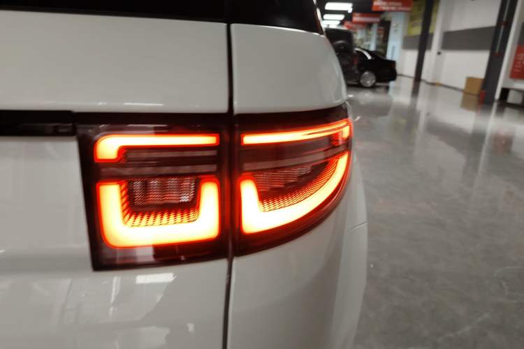 Used Land Rover Discovery Sport New Energy 2022 Facelifted P300e Plug-in Hybrid Electric Version Exterior 3