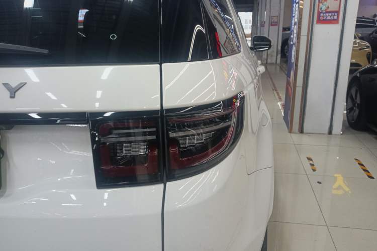 Used Land Rover Discovery Sport New Energy 2022 Facelifted P300e Plug-in Hybrid Electric Version Exterior 3