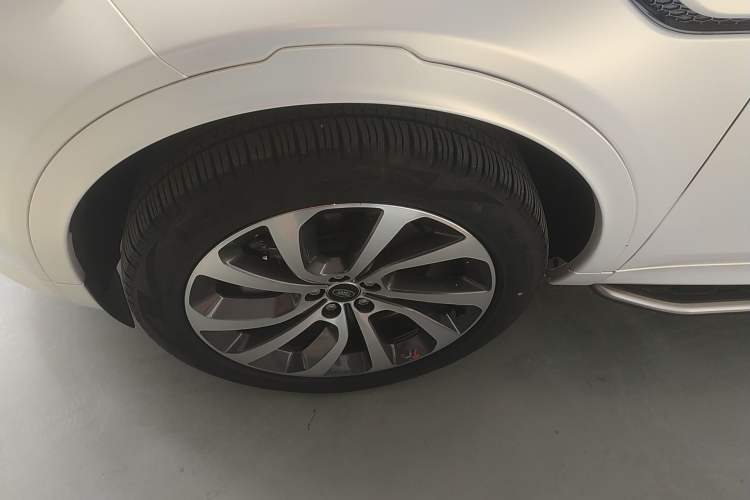 Used Land Rover Discovery Sport New Energy 2022 Facelifted P300e Plug-in Hybrid Electric Version Exterior 4