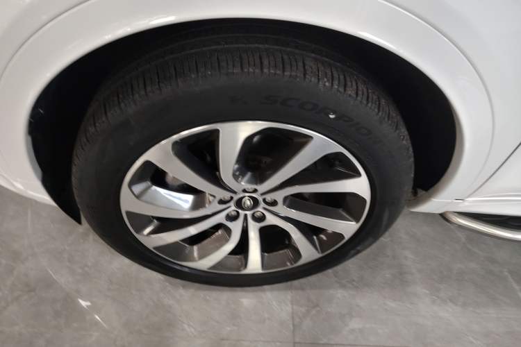 Used Land Rover Discovery Sport New Energy 2022 Facelifted P300e Plug-in Hybrid Electric Version Exterior 4